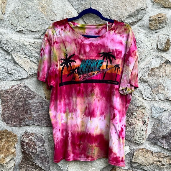 Modern upcycled ice tie dyed nike tee shirt - Picture 3 of 6